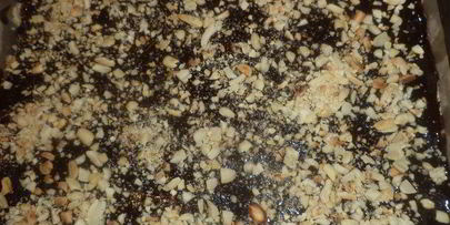 арахисовый десерт с карамельным кремом и шоколадной глазурью без выпечки