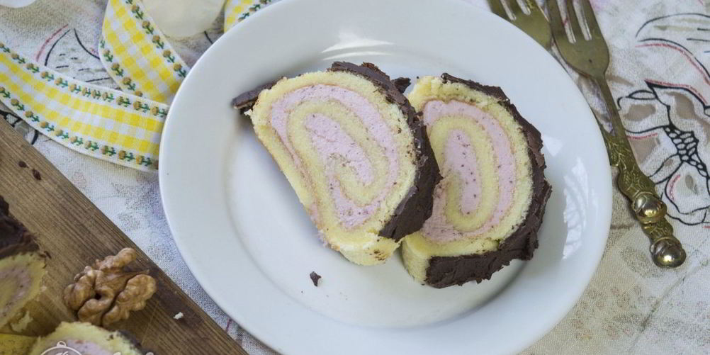 Рецепт бисквитный рулет с клубничным кремом