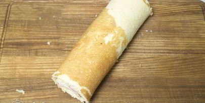 бисквитный рулет с клубничным кремом