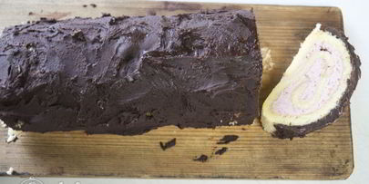 бисквитный рулет с клубничным кремом