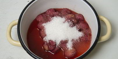 бисквитный рулет с клубничным кремом