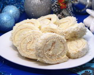 Бисквитный рулет с кремом и кокосовой стружкой