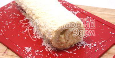 бисквитный рулет с кремом и кокосовой стружкой