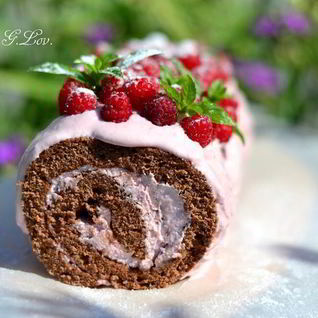 Бисквитный рулет с творожно-ягодным кремом