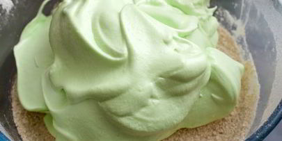 фисташковые макаронс с базиликовым кремом