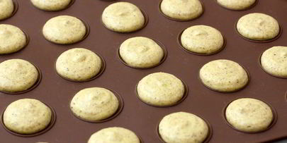 фисташковые макаронс с базиликовым кремом