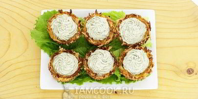 картофельные корзиночки с селедочным кремом