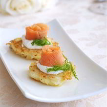 Рецепт Картофельные латкес с копченым лососем, икрой и кремом-фреш с эстрагоном