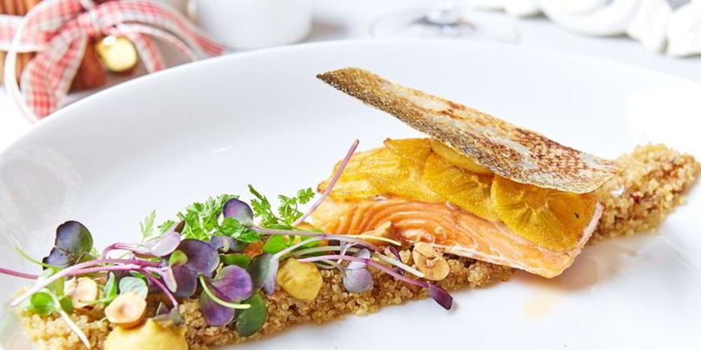 Рецепт кижуч с жареным киноа, белыми грибами и кремом из хурмы