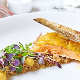 Кижуч с жареным киноа, белыми грибами и кремом из хурмы