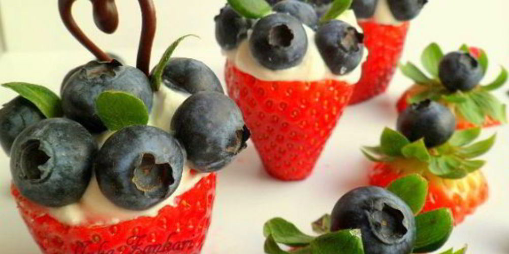 Рецепт клубника, черника с крем-фрешем и шoколадом