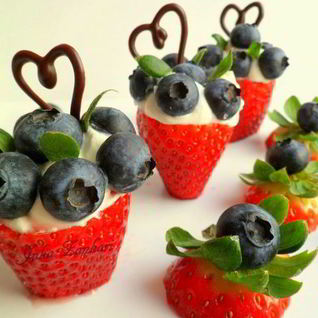 Клубника, черника с крем-фрешем и шoколадом