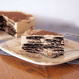 Кофейный десерт из вафель и крема