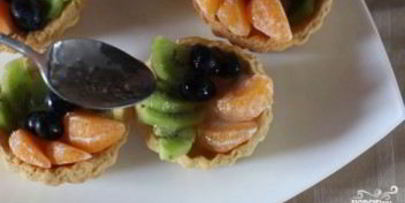 корзиночки с фруктами и кремом