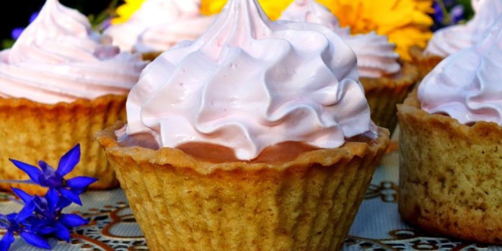 Рецепт корзиночки с яблочным пюре и белковым кремом