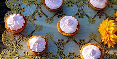 корзиночки с яблочным пюре и белковым кремом