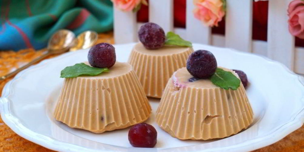 Рецепт крем-брюле из творога с вареной сгущенкой и вишней