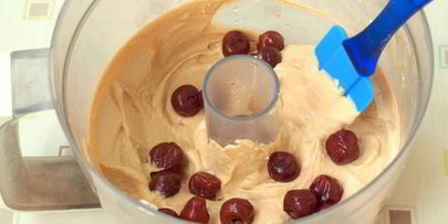 крем-брюле из творога с вареной сгущенкой и вишней