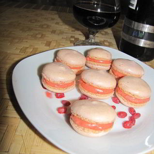 Макарон с барбарисовым курдом