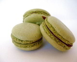 Макаруны с чаем матча и шоколадным кремом