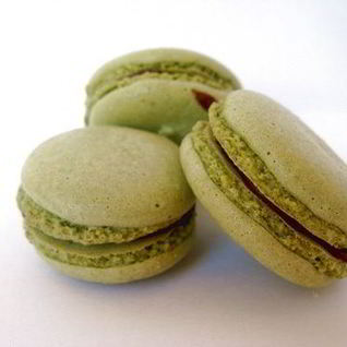 Макаруны с чаем матча и шоколадным кремом