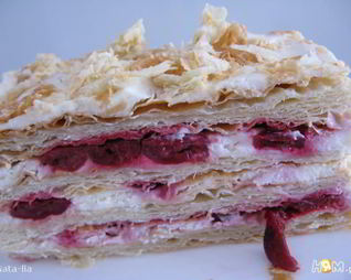 Мильфей с вишнями и сливочным кремом