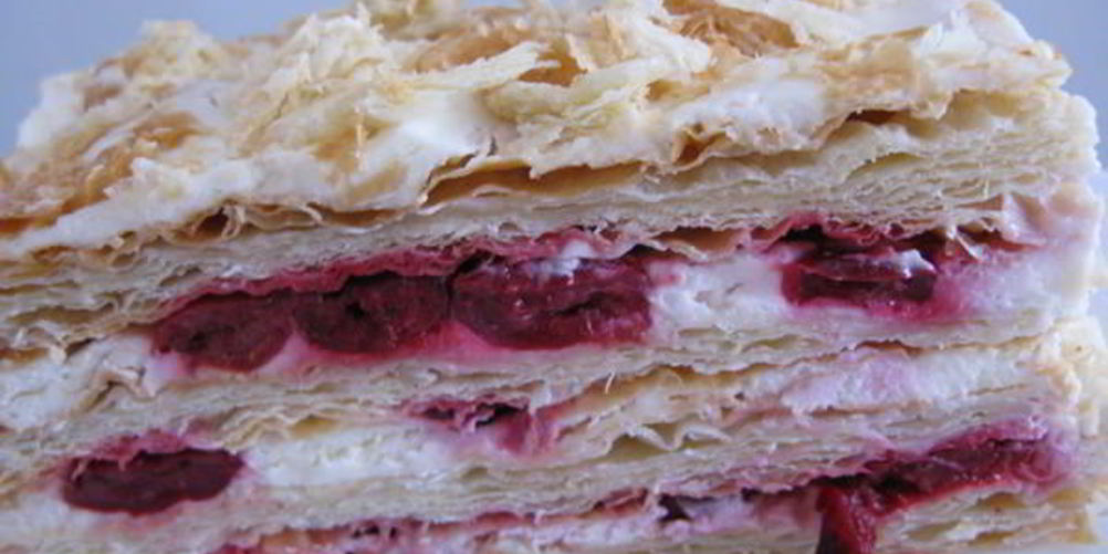 Рецепт мильфей с вишнями и сливочным кремом