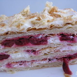 Мильфей с вишнями и сливочным кремом