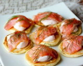 Мини-блинчики с лососем и острым кремом