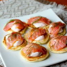 Рецепт Мини-блинчики с лососем и острым кремом