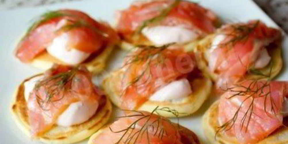 Рецепт мини-блинчики с лососем и острым кремом