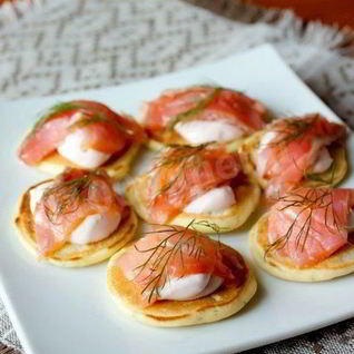 Мини-блинчики с лососем и острым кремом