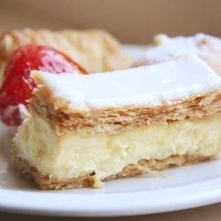 Полоски из слоеного теста с кофейным кремом