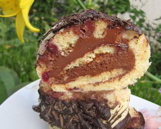 Рулет с черешней и шоколадным кремом