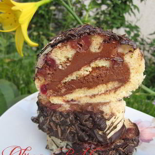 Рулет с черешней и шоколадным кремом