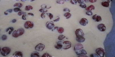 рулет с черешней и шоколадным кремом