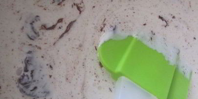 рулет с черешней и шоколадным кремом