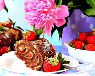 Рулет с кофейным кремом и клубникой