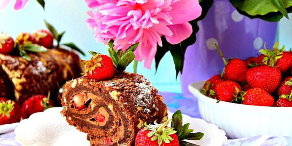 Рецепт рулет с кофейным кремом и клубникой
