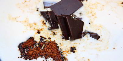 рулет с кофейным кремом и клубникой