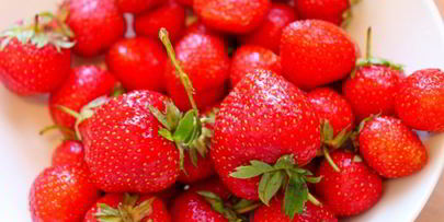 рулет с кофейным кремом и клубникой