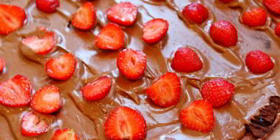 рулет с кофейным кремом и клубникой