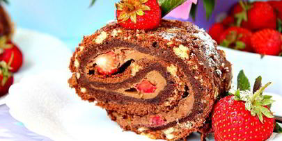 рулет с кофейным кремом и клубникой