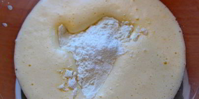 рулет с кофейным кремом и клубникой