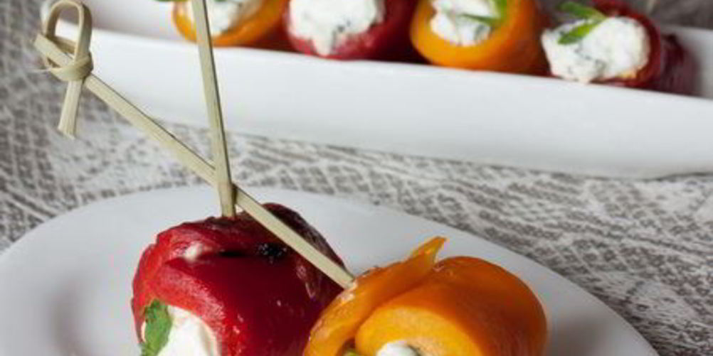 Рецепт рулетики из печеного перца с сырным кремом