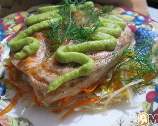 Семга на овощной подушке с кремом из авокадо