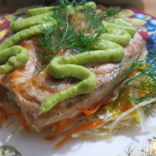 Семга на овощной подушке с кремом из авокадо