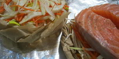 семга на овощной подушке с кремом из авокадо