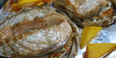 семга на овощной подушке с кремом из авокадо