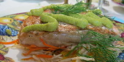 семга на овощной подушке с кремом из авокадо